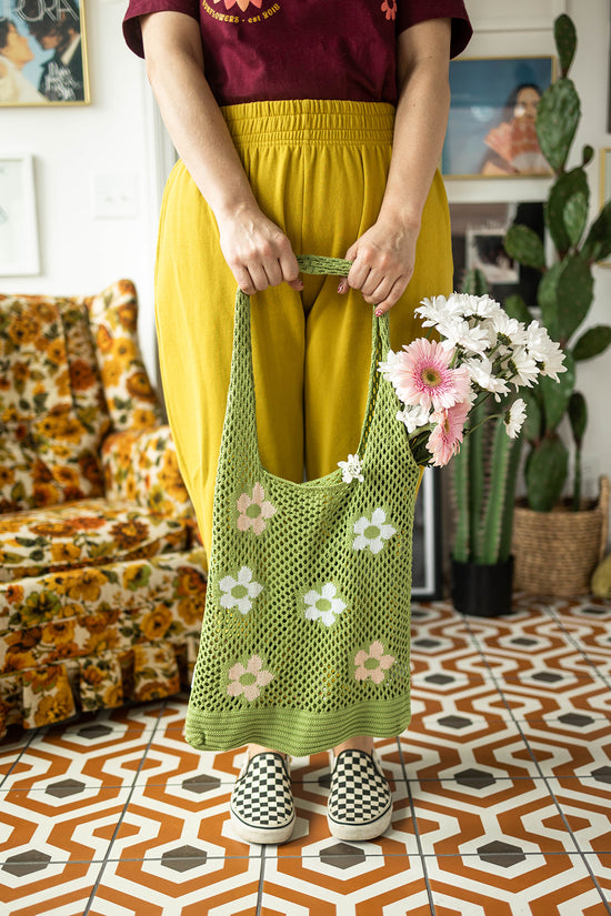 Load image into Gallery viewer, meadow floral crochet market bag
