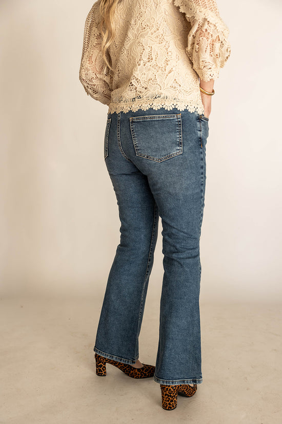 bradly mid rise flare jeans in sky