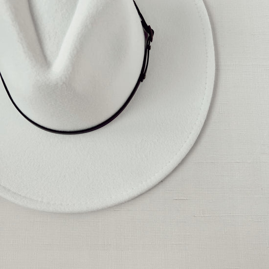 Load image into Gallery viewer, gloria hat in white
